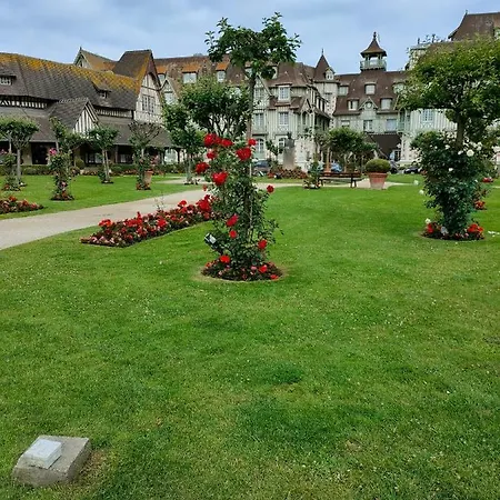 - Du Golf 2 * Deauville